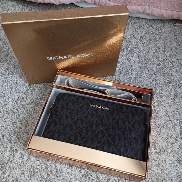 Michael Kors Brown Monogram Jet Set Crossbody Bag - Picture 4 of 13